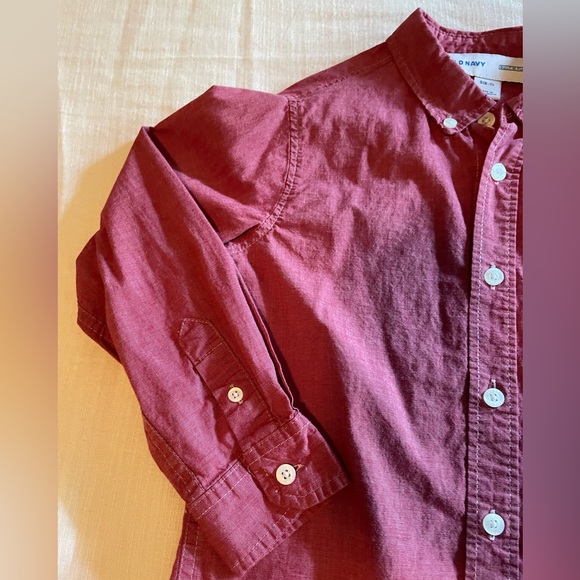 Boys long sleeve button-up, crimson red dress shirt.  Size 6-7 - Picture 3 of 4